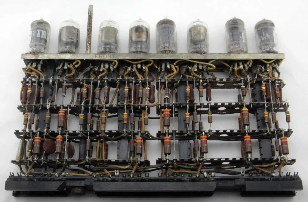 Circuits built using electronic tubes before the birth of PCB