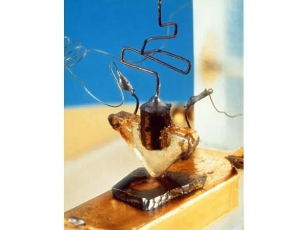 Transistors begin to replace electron tubes.